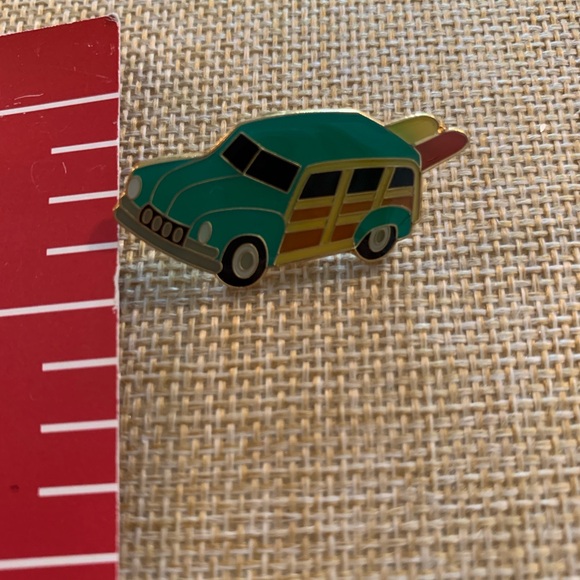 Collectible Woodie Aqua pin, stamped 2001 IHP - Picture 4 of 5